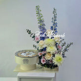 Luxury Eid flower arrangement with sweets in Qatar – تنسيق ورد فاخر مع حلويات لعيد في قطر مع توصيل الدوحة