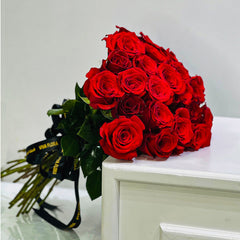 classic red roses bouquet without wrapping, European style most selling hand bouquet in qatar